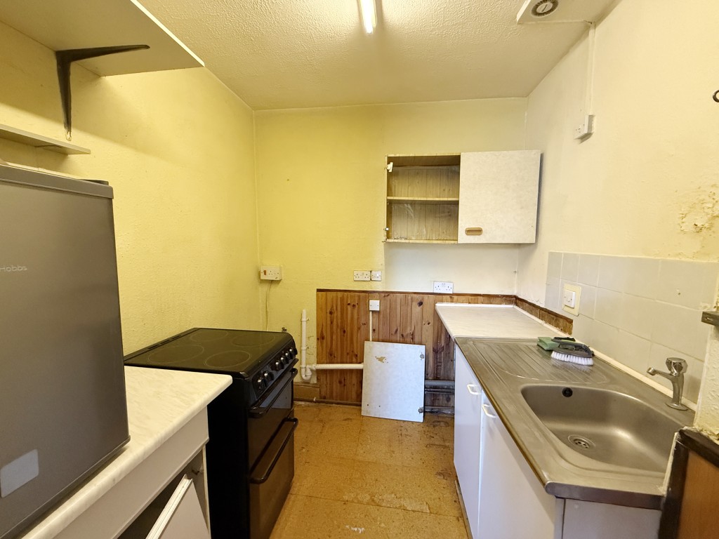 Lot: 156 - VACANT GROUND-FLOOR STUDIO FLAT WITH INVESTMENT POTENTIAL - Kitchen with units and appliances